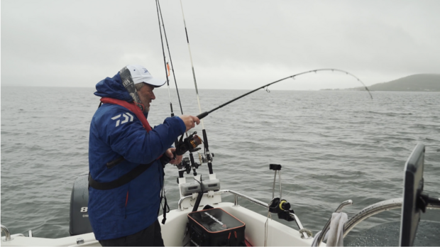 Angler beim Pilken auf einem Boot in Norwegen