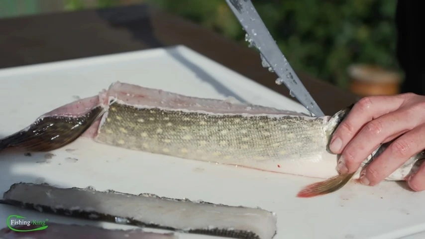 Es wird ein senkrechter Schnitt neben den Y-Gräten des Hechtes gemacht